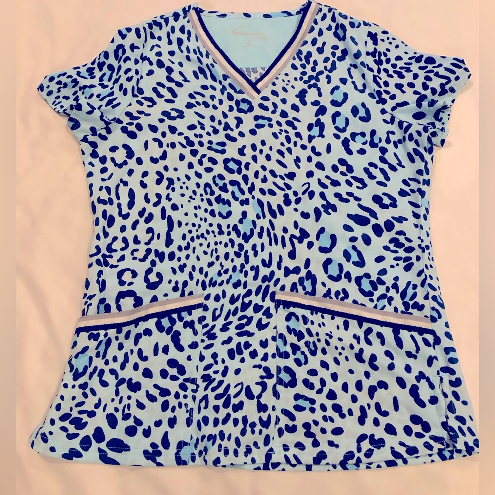 Uniform Advantage Butter Soft leopard print scrub top, XS, excellent con…
